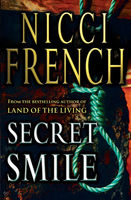 Secret smile (LARGE PRINT)
